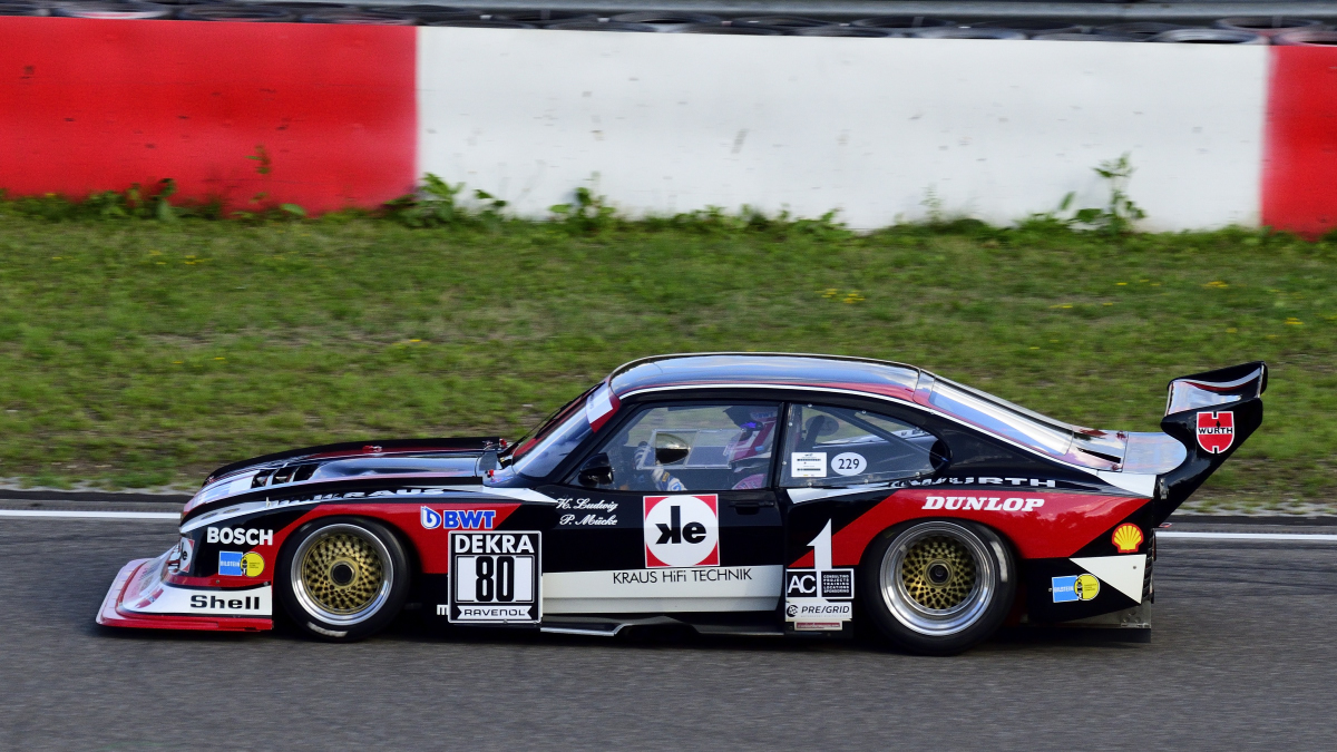 Ford Capri  Zakspeed (1980)(Breite Flügel) beim 47. AvD - Oldtimer Grand Prix, 9.-11. August 2019 / Nürburgring, Rennen4, Revival Deutsche Rennsport-Meisterschaft 1972 - 1981. Aufnahme 10.8.2019 von einer Zuschauer- Tribühne