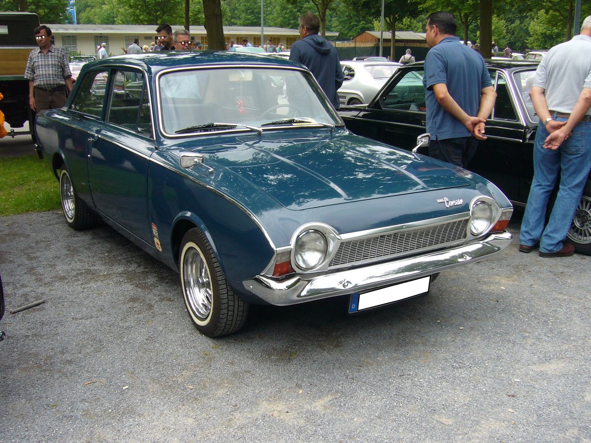 Ford Consul Corsair. 1964 - 1970. Der eigenwillig gezeichnete Corsair war während seiner siebenjährigen Produktionszeit mit etlichen 4-Zylinderreihen- und V4-motoren lieferbar. Hier wurde ein seltenes, linksgelnktes Exemplar aus dem Jahr 1965 abgelichtet. Oldtimertreffen an der Krefelder Pferderennbahn am 12.06.2016.