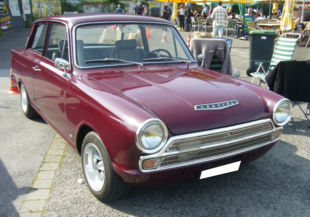 Ford Cortina MK1 1500 aus dem Jahr 1965. Gebaut wurde der Cortina MK1 1962 bis 1966 bei Ford/GB. Das Modell war das britische Gegenstück zum deutschen Ford Taunus P4. Außerhalb Englands wurde der Wagen hauptsächlich noch in die BeNeLux-Staaten, in die Schweiz und nach Österreich verkauft. Das Modell war wahlweise mit zwei Vierzylinderreihenmotor lieferbar: 1198 cm³ mit 49 PS oder 1498 cm³ mit 60 PS. 9. Ford-Classic-Event an Mo´s Bikertreff in Krefeld am 03.09.2023.