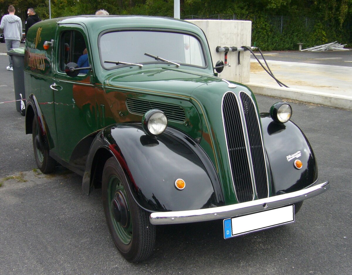 Ford E494 C 5CWT Van aus dem Jahr 1950. Aufgebaut ist dieser leichte Lieferwagen auf dem Chassis des englischen Ford Popular. Produziert wurde das Modell in den Jahren von 1948 und 1954. Der Vierzylinderreihenmotor hat einen Hubraum von 1172 cm³ und leistet 30 PS. Der linksgelenkte Wagen verbrachte seine Autojugend wohl in Belgien. Oldtimer- und Youngtimertreffen an Mo´s Bikertreff in Krefeld am 08.10.2023.