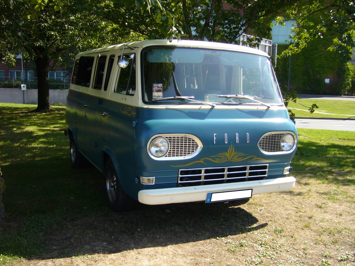 Ford Econoline Station Bus. 1961 - 1967. Die Econolinemodelle waren Ford´s Antwort auf den auch in den USA beliebten VW Bus. Der Econoline war grundsätzlich mit einem 
6-Zylinderreihenmotor ausgerüstet. US-Fahrzeugtreffen am 26.07.2015 in Oberhausen.