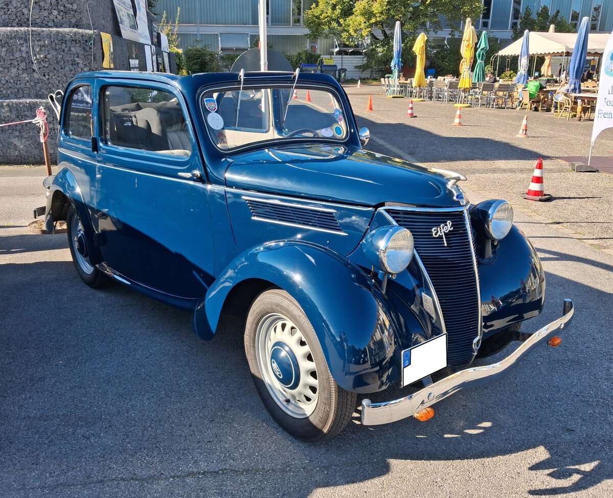 Ford Eifel Cabriolimousine gebaut von 1937 bis 1939 bei den Karosseriewerken Drauz/Heilbronn. Als Nachfolger des Ford K�ln kam 1935 das Modell  Eifel  auf den Markt. Das Modell war, wie schon das Vorg�ngermodell  K�ln , eine Konstruktion von Ford/GB. Im Jahr 1937 wurde der Eifel optisch ein wenig mehr dem  deutschen Geschmack  angepasst. Im Jahr 1937 kostete eine solche Cabrio-Limousine RM 2500,00. Der Vierzylinderreihenmotor hat einen Hubraum von 1172 cm� und leistet 34 PS. Die H�chstgeschwindigkeit gaben die K�lner mit 100 km/h an. Der gezeigte  Eifel  wurde 1938 erstmalig zugelassen. Alt-Ford-Treffen an Mo´s Bikertreff Krefeld am 06.09.2026.