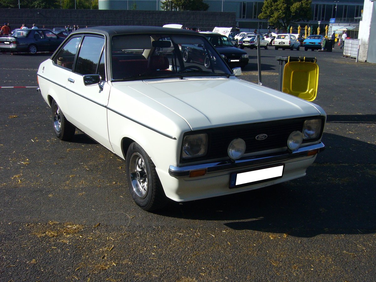 Ford Escort MK2, produziert von November 1974 bis August 1980. Im Gegensatz zum Escort Mk1 wurde der MK2 nicht in England, sondern in Deutschland entwickelt. Der Wagen war als zwei- und viertürige Limousine und als dreitüriges Kombi namens  Turnier  lieferbar. Der abgelichtete Wagen dürfte ein Escort in der GL-Version sein, wie er ab 1977 verkaufte wurde. 4. Ford Event am 02.09.2018 in Krefeld.