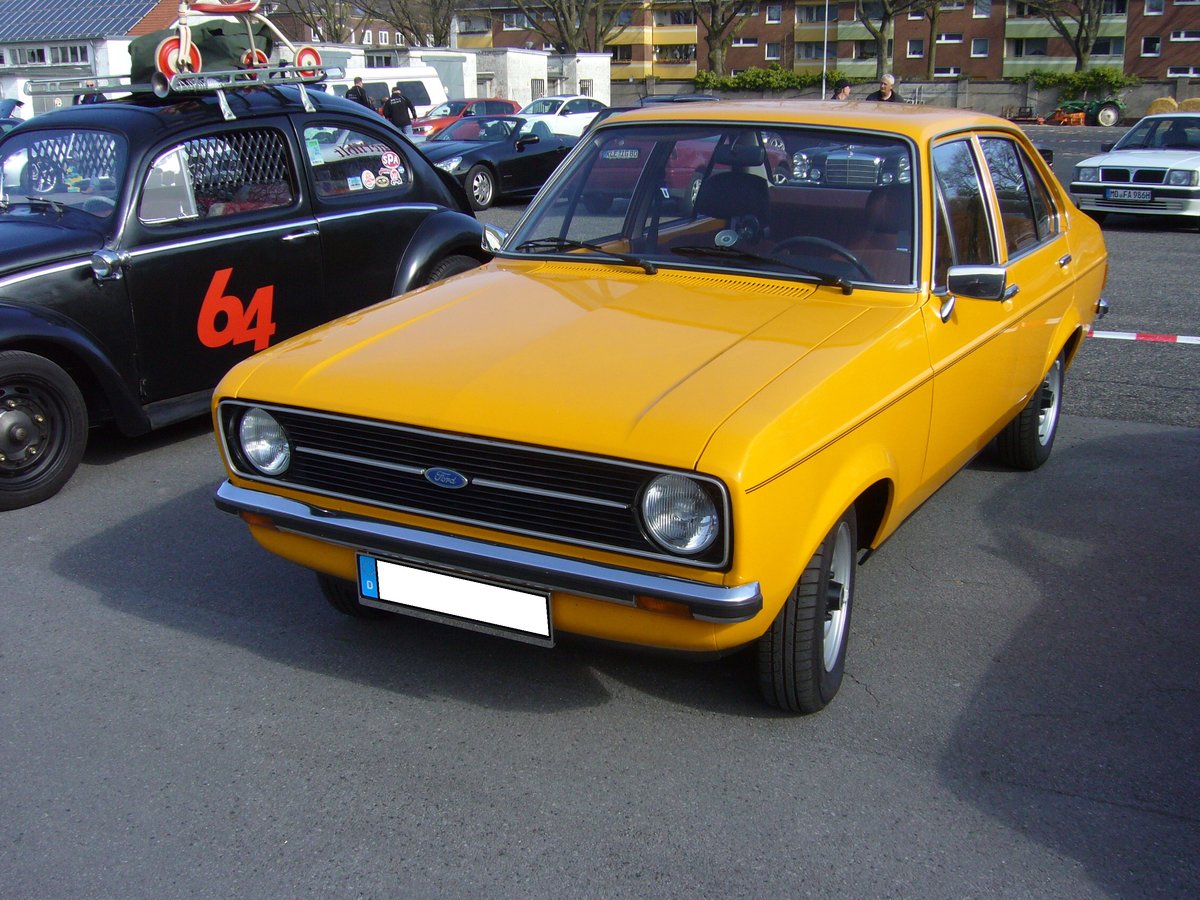 Ford Escort MK2, produziert von November 1974 bis August 1980. Im Gegensatz zum Escort MK1, wurde der MK2 nicht in England, sondern in Deutschland entwickelt. Der Wagen war als zwei- und viertürige Limousine und als dreitüriges Kombi namens  Turnier  lieferbar. Der abgelichtete Escort ist ein 1.3L im Farbton präriegelb aus dem Modelljahr 1977. Der Vierzylinderreihenmotor hat einen Hubraum von 1297 cm³ und leistet 54 PS. Oldtimertreffen an Mo´s Bikertreff in Krefeld am 24.03.2019.