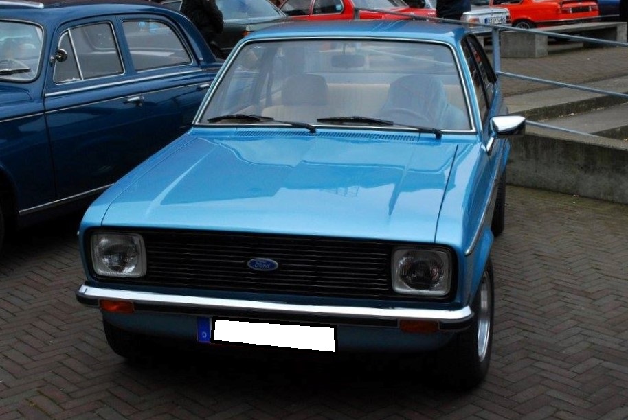 Ford Escort MK2, produziert von November 1974 bis August 1980. Im Gegensatz zum Escort MK1, wurde der MK2 nicht in England, sondern in Deutschland entwickelt. Der Wagen war als zwei- und viertürige Limousine und als dreitüriges Kombi namens  Turnier  lieferbar. Der abgelichtete Escort ist ein 1.3L im Farbton cosmosblau aus dem Modelljahr 1978. Der Vierzylinderreihenmotor hat einen Hubraum von 1297 cm³ und leistet 54 PS. Oldtimertreff Ruhr auf Zeche Ewald/Herten im März 2016.