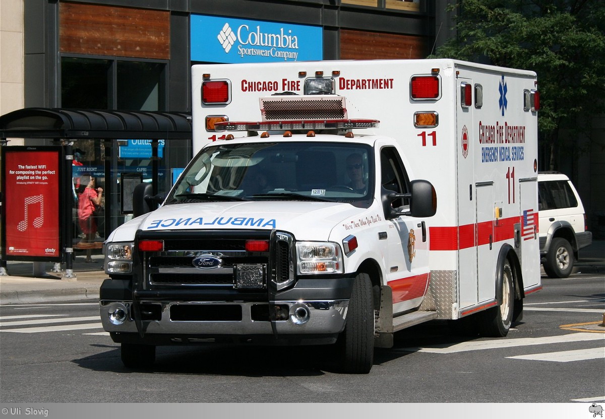 Ford F-350 Rettungswagen  Chicago Fire Department Emergency Medical Services # 11  aufgenommen am 25. August 2013 in Chicago, Illinois / USA.