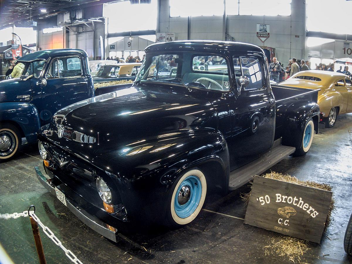 Ford F100 aus dem Jahr 1956. Foto: Automobil und Tuning Show, März 2017.