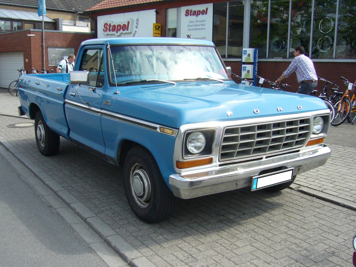 Ford F250 Custom Pickup des Modelljahres 1977. Der V8-motor hat einen Hubraum von 6391 cm³ und ca. 300 PS. Oldtimertreffen Glandorf am 14.05.2017.