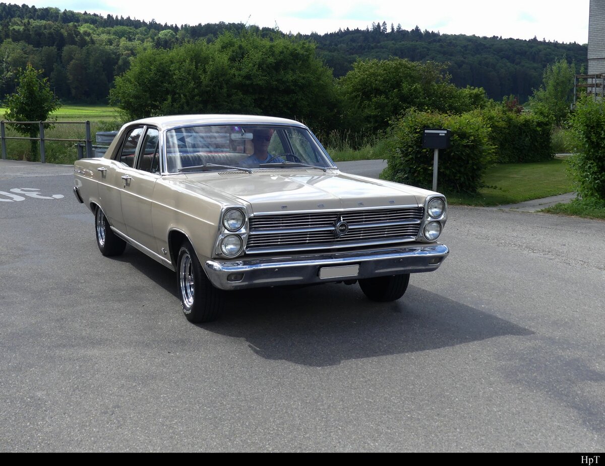 Ford Fairlane 500 an der Oldtimer Ausstellung auf dem Flughafen Bleienbach am 29.05.2022