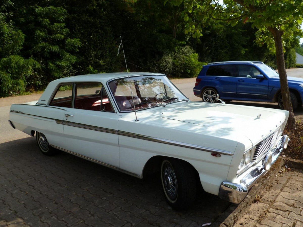 Ford Fairlane 500 Coupé (Baujahr 1965) gesehen am 23.08.2015 auf einem Parkplatz in Konz