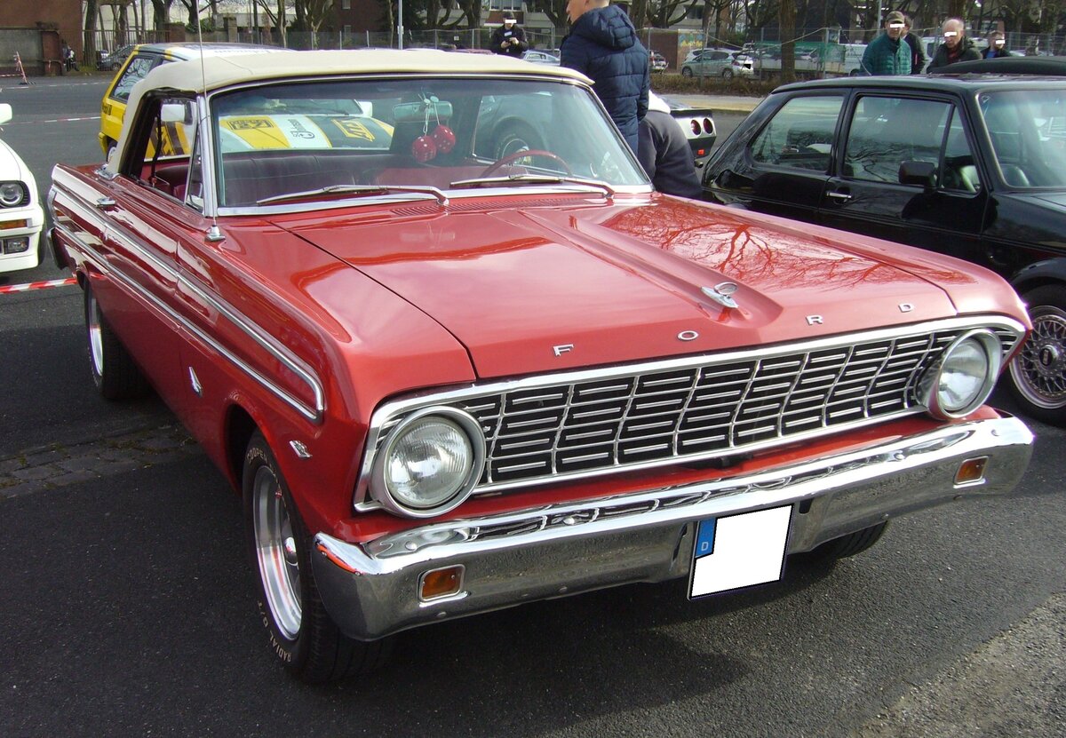 Ford Falcon Futura Convertible aus dem Modelljahr 1964 im Farbton rangoon red. Im Jahr 1959 brachte Ford, als Antwort auf die Absatzkrise von 1958, das Kompaktmodell Falcon auf den Markt. Der Falcon und sein Schwestermodell Mercury Comet waren für US-Verhältnisse eher Kleinwagen. Wie, in den USA üblich, kam fast jedes Jahr ein neues Modell jeder Baureihe auf den Markt. Ein solches 1964´er Cabriolet stand mit einem Basispreis von US$ 2481,00 in den Preislisten der Ford-Dealer. Basismotorisierung für das Cabriolet war ein Sechszylinderreihenmotor mit einem Hubraum von 3273 cm³ und einer Leistung von 118 PS. Gegen Aufpreis konnte ein V8-Motor mit einem Hubraum von 4728 cm³ und einer Leistung von 200 PS geordert werden. Oldtimertreffen an Mo´s Bikertreff in Krefeld am 10.03.2024.