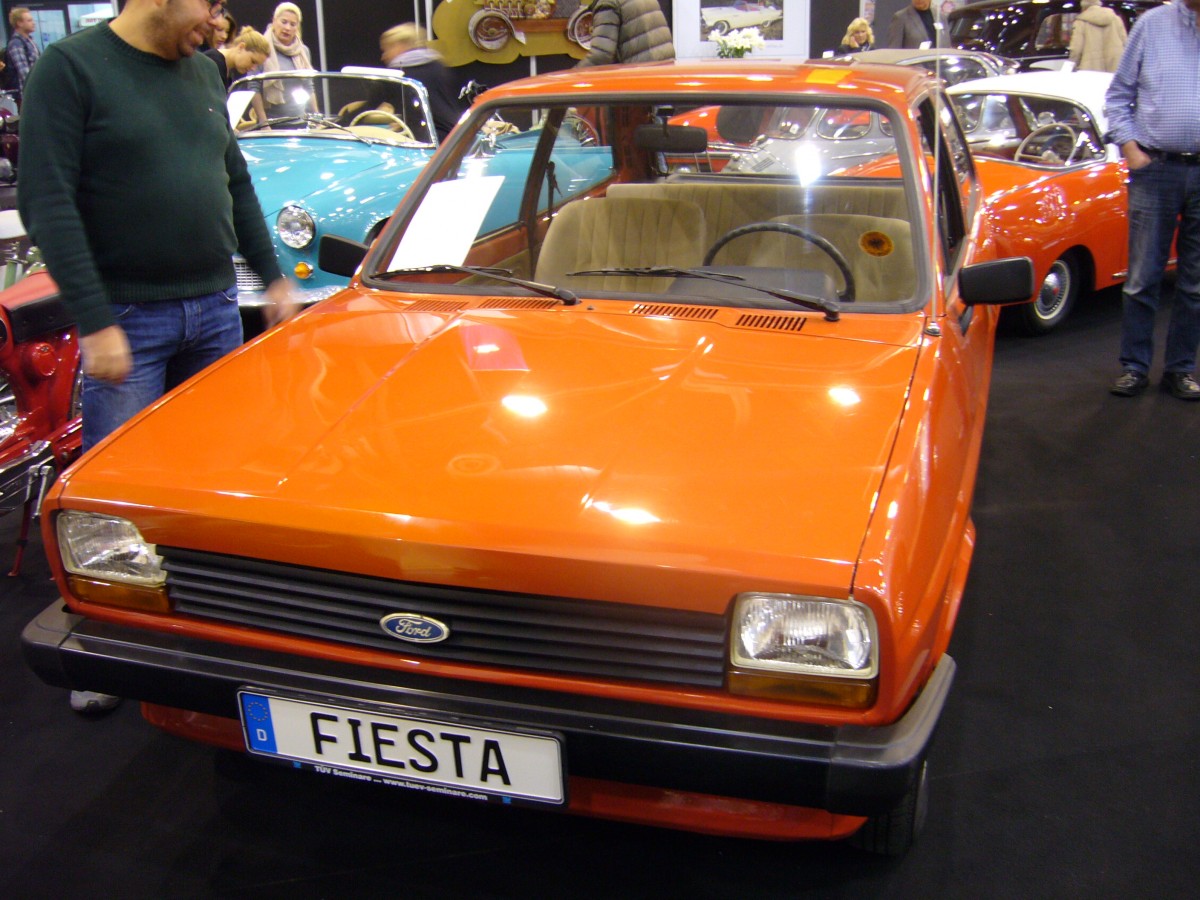 Ford Fiesta, der ersten Serie. September 1976 - Juli 1983. Mit dem Fiesta wagte Ford den Schritt in die Kompaktwagenklasse. In Europa avancierte der Fiesta auf Anhieb zum Bestseller in seiner Klasse. Der Wagen war mit einem 4-Zylinderreihenmotor in zwei Hubraumgrößen lieferbar. Der 957 cm³ Motor konnte wahlweise mit 40 PS oder 45 PS geordert werden. Der  1117 cm³ Motor leistet 53 PS. Essen Motor-Show am 05.12.2014.