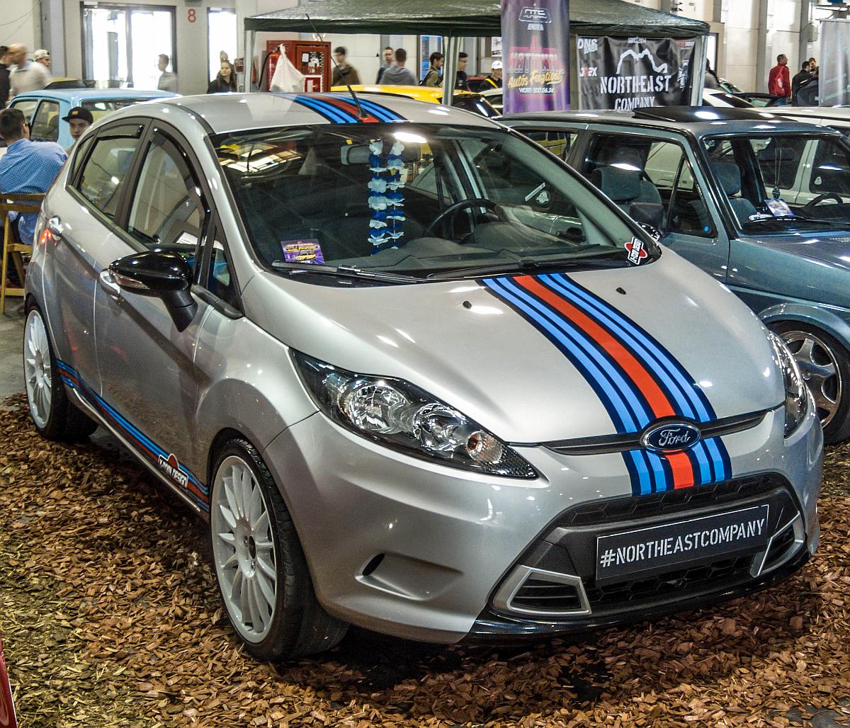 Ford Fiesta Gen. 7, Pre-Facelift, fotografiert auf der Automobil und Tuning Show, März 2017.