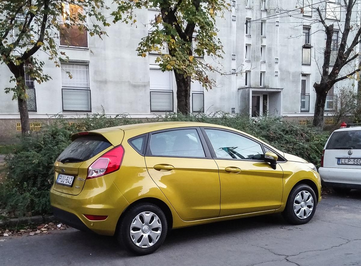 Ford Fiesta in einer lustigen gelben Farbe, fotografiert in November, 2018 (Pécs, HU).