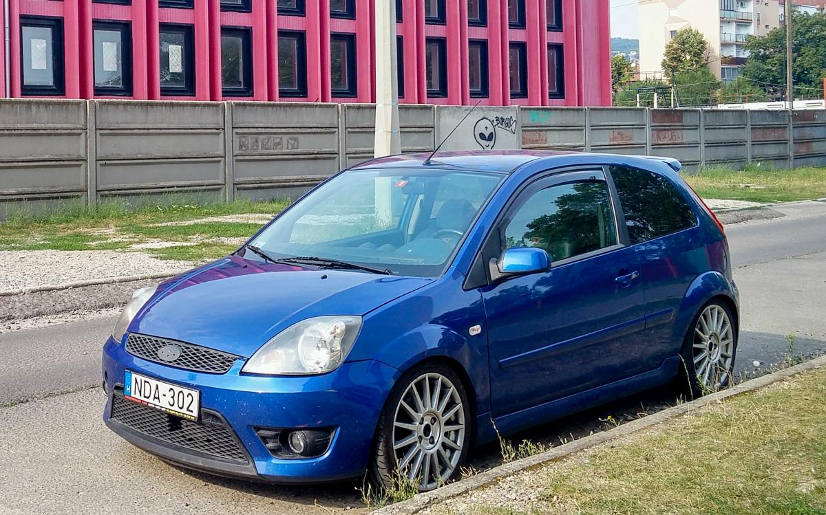 Ford Fiesta ST (Modelljahr 2002), fotografiert in Pécs (HU), August, 2019.