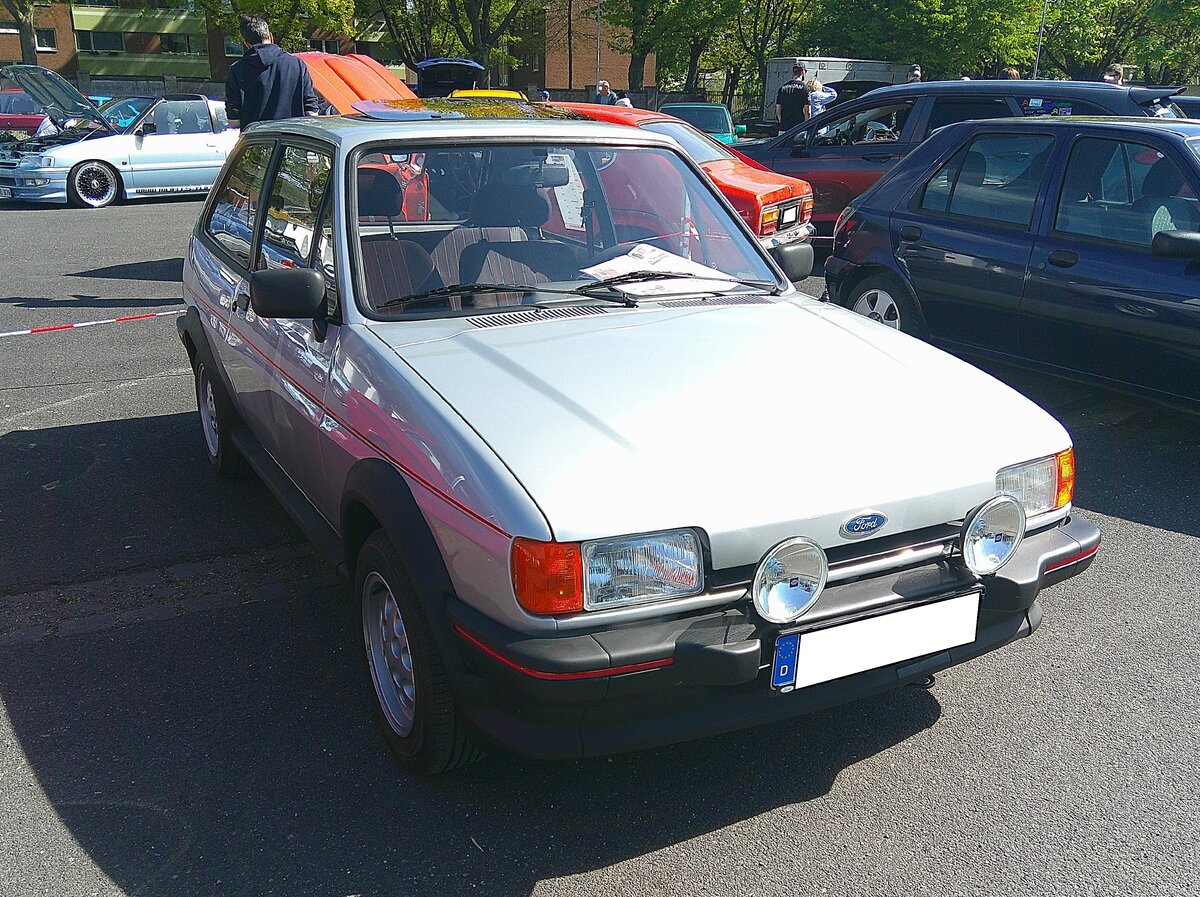 Ford Fiesta XR2 im Farbton stratosilber. Der XR2 war die Sportversion des Millionensellers von Ford. Er gilt heute als Urvater der modernen, sportlichen, ST-Modelle des K�lner Herstellers. Hier konnte ich einen XR2 ab Modelljahr 1984 (erkenntlich an den eckigen Frontscheinwerfern) ablichten. Der Vierzylinderreihenmotor hat einen Hubraum von 1597 cm� und leistet, je nach Baujahr und Auslieferungsland, 95 PS bis 97 PS. Ford-Treffen am 26.04.2026 an Mo´s Bikertreff in Krefeld.