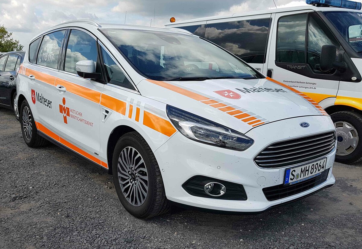 =Ford Focus vom ärztlichen Bereitschaftsdienst der Malteser steht auf dem Parkplatzgelände der RettMobil 2022 in Fulda, 05-2022