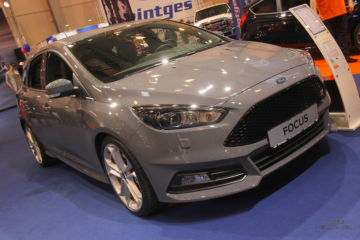 Ford Focus in Grau auf der Essen Motor Show 2014.