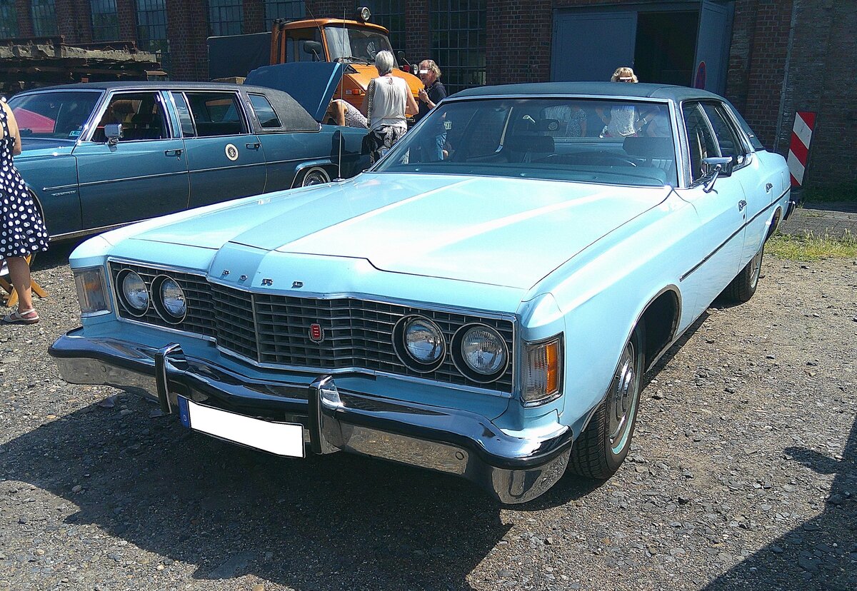 Ford Galaxie 500 Sedan im Farbton wind blue aus dem Jahr 1974. Das Jahr 1974 war das letzte Jahr, in dem das Fullsize-Modell Galaxie vom Band lief. Danach gab es diese Modellreihe nicht mehr. Der Galaxie war auch als Coupe und Convertible (Cabrio) lieferbar. Es gab das Modell mit etlichen V8-Motorisierungen. Toppmotorisierung war ein  Achtender  mit einem Hubraum von 429 cui (7030 cm�) und einer Leistung von 320 PS, wenn ein Doppelvergaser verbaut war, oder gar 360 PS wenn ein Vierfachvergaser auf der Fahrzeugbestellung angekreuzt wurde. 18. Oldtimerfestival an der  Alten Dreherei  in M�lheim an der Ruhr am 21.06.2026. 