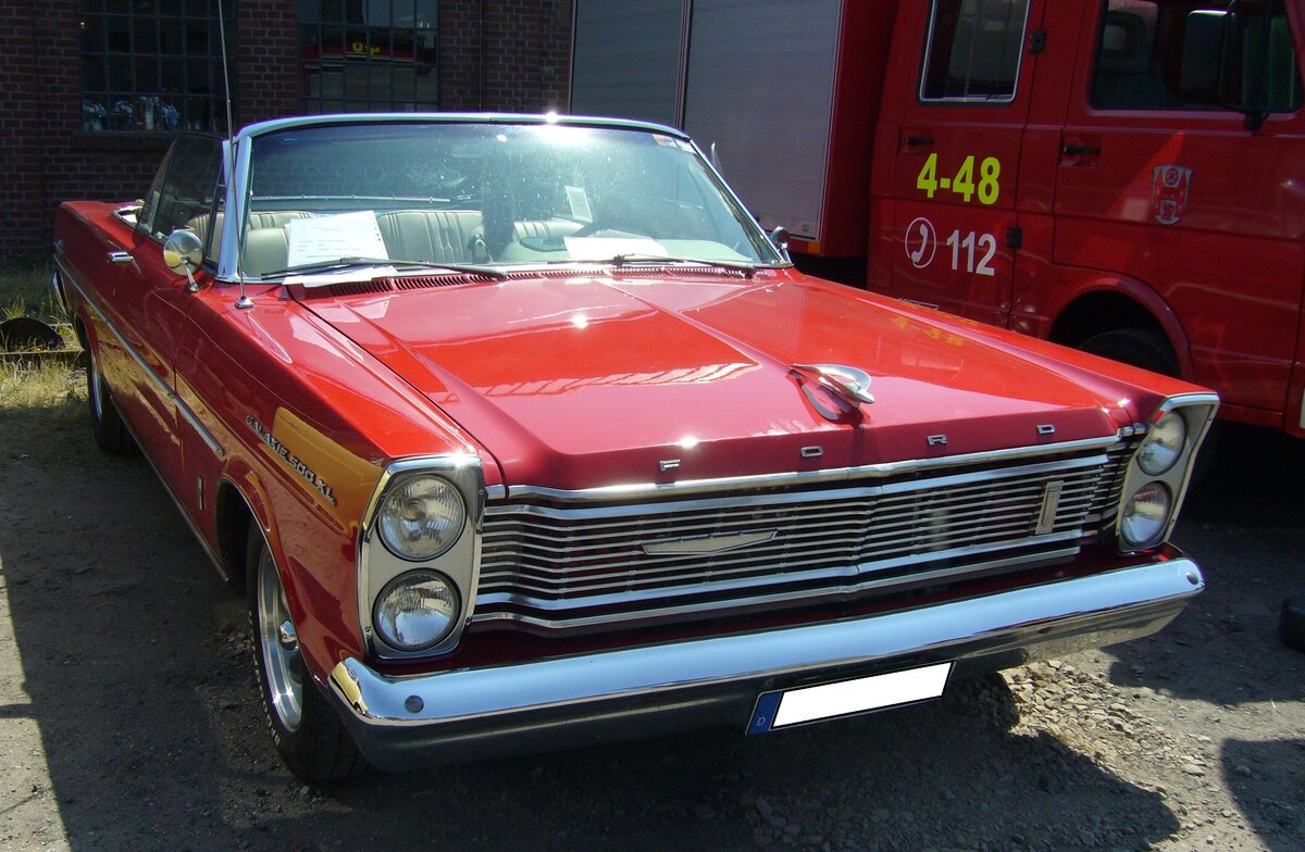 Ford Galaxie 500 XL Sunliner aus dem Modelljahr 1965. Dieses Modell war nach dem Mustang aus dem eigenen Haus und dem Impala von Chevrolet, das dritt häufigste verkaufte Cabrioletmodell in den USA. Dieser, im Farbron rangoon red lackierte Galaxie, wird von einem V8-motor angetrieben, der aus 6391 cm³ Hubraum 300 PS leistet. Oldtimertreffen an der  Alten Dreherei  in Mülheim an der Ruhr am 17.06.2023.