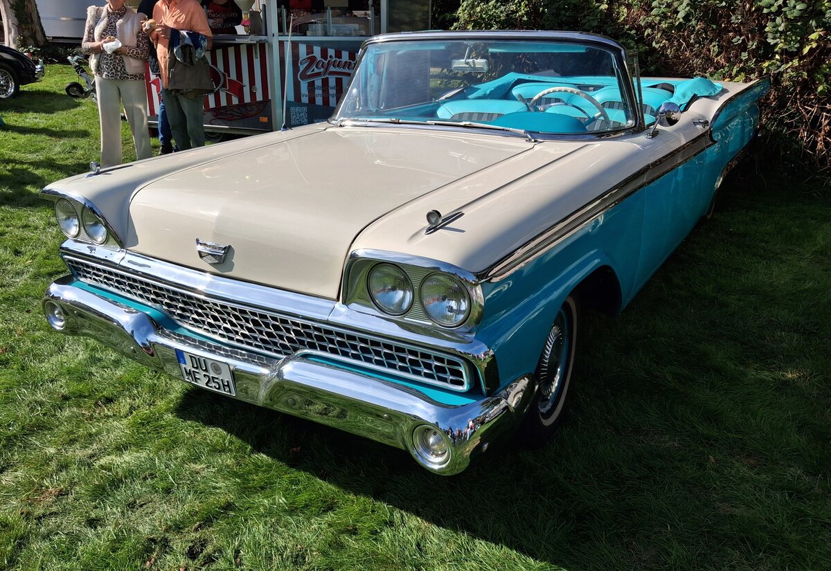 Ford Galaxie Sunliner Convertible aus dem Jahr 1959. Im Modelljahr 1959 wurde die Modellstruktur von Ford neu geordnet. Es wurde die neue Top-Ausstattungslinie  Galaxie  eingef�hrt. Der offizielle Name des klassischen Cabriolets lautet daher: Ford Fairlane 500 Galaxie Sunliner Convertible. Mit seinem markanten Design, den stilvollen Heckflossen und �ppigen Chrom-Akzenten verk�rpert er perfekt das goldene Zeitalter des Rock 'n' Roll. Ford produzierte in diesem Jahr insgesamt 45.868 Einheiten des Sunliner Convertible zu einem Preis ab US$ 2346,00 in den Bundesstaaten an der Ostk�ste, bzw. US$ 2389,00 im S�den und an der Westk�ste der USA. Basismotorisierung war ein Sechszylinderreihenmotor mit einem Hubraum von 3653 cm� und einer Leistung von 145 PS. Gegen Aufpreis konnten zwei V8-Motoren geordert werden: 4783 cm� mit 200 PS oder 5438 cm� mit 225 PS oder 300 PS. Cars & Castle auf Schlo� Lauersfort in Moers am 03.10.2026.