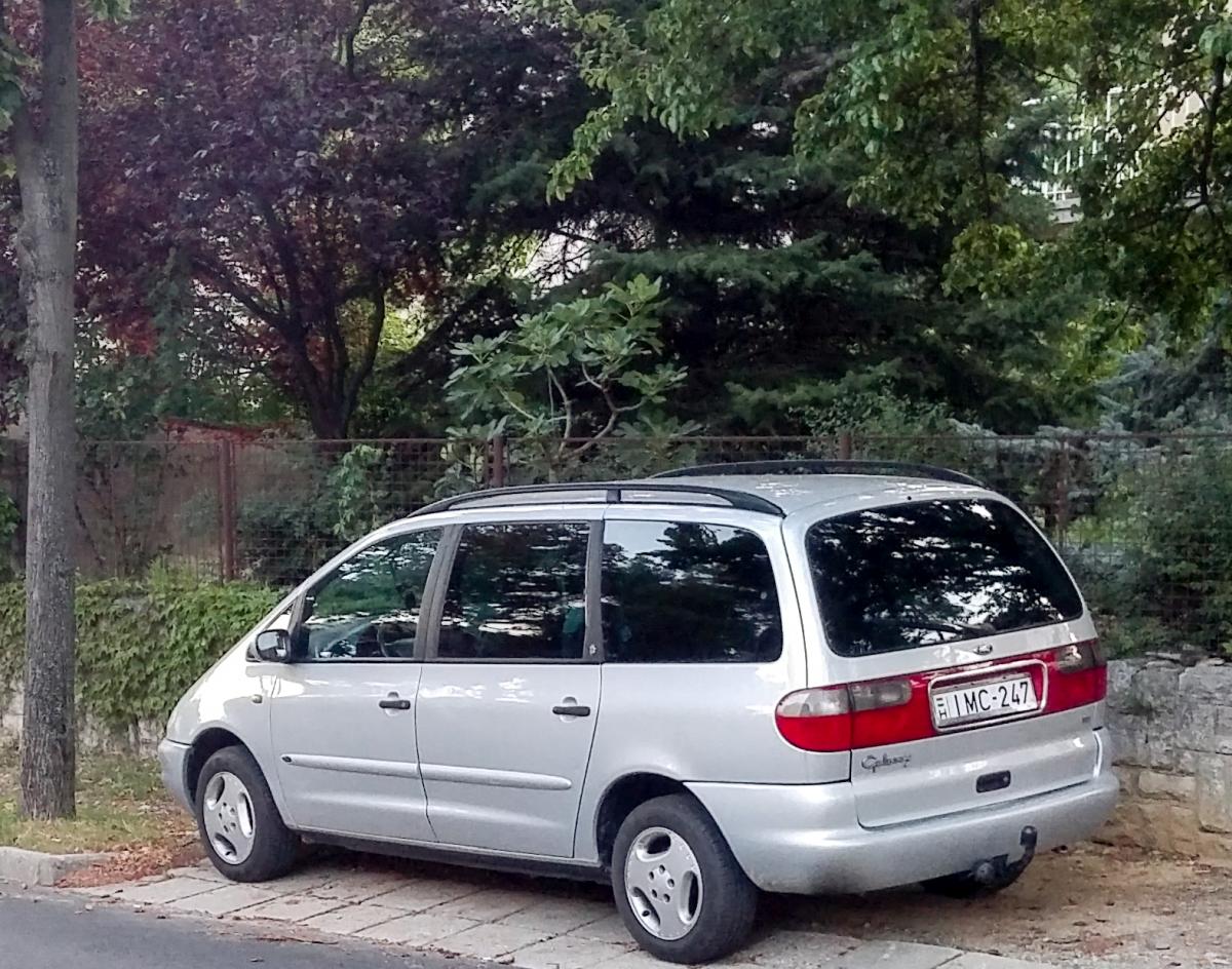 Ford Galaxy 1 mit passenden 3 Speichen Felgen, gesehen in Pécs (Ungarn), August, 2019