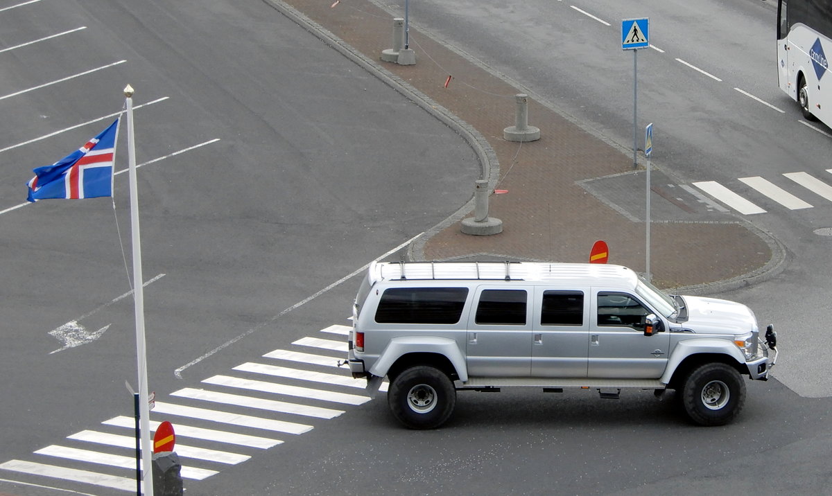 Ford Geländefahrzeug mit Spezialaufbau am 17.06.19 in Reykjavik