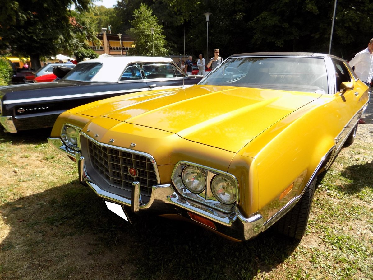 Ford Gran Torino Coupe des Modelljahres 1972. Die Torino Reihe wurde von 1972 bis 1976 produziert. In den Jahren 1972 und 1973 trugen die Modelle noch die sogenannte Knudsen-Nase, wie wir sie auch vom Ford Taunus TC kennen, an Kühlergrill und Motorhaube. Bei der Motorisierung konnte man in diesem Modelljahrgang zwischen einem Sechszylinderreihenmotor mit 4.096 cm³ und einer Leistung von 98 PS und fünf verschiedenen V8-motoren wählen. Der abgelichtete Gran Torino ist im Farbton medium bright yellow lackiert. Oldtimertreffen  Schwarzwaldhaus  in Mettmann am 12.08.2018.