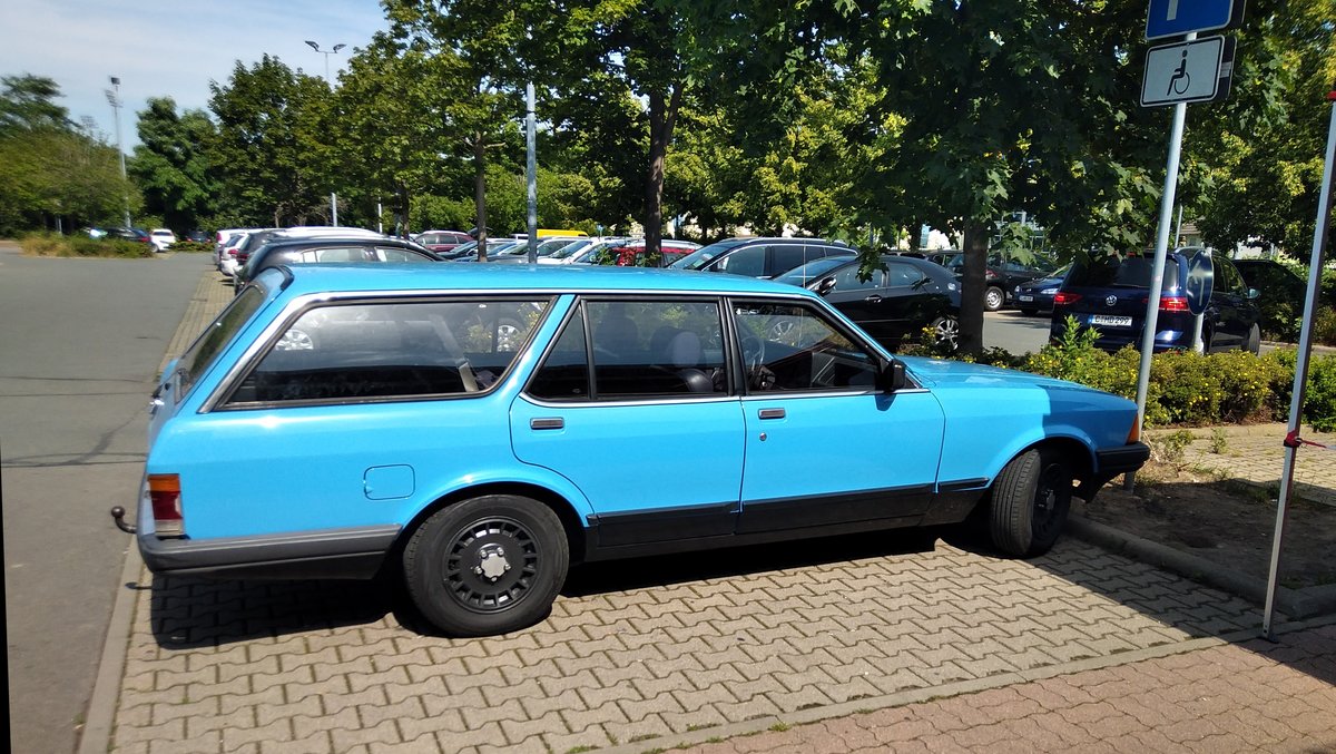 Ford Granada 2,3L am 26.06.2020 in Chemnitz Planitzwiese fotografiert mit Nokia 3.2 und bearbeitet mit Irfanview und Paint. Sorry für die Schlagseite von dem Parkplatzschild aber das steht seit da mal ein Auto dagegen gefahren ist schief und die Stütze vom Bratwurststand ist Bauart bedingt so.