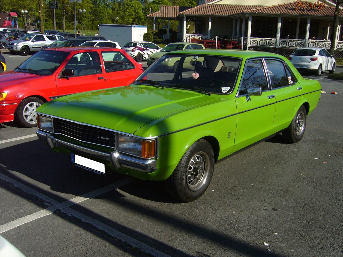 Ford Granada MK1 2.3l, gebaut in den Jahren von 1972 bis 1977. Der  Granada  und das Schwestermodell  Consul  wurden auf den Genfer Salon des Jahres 1972 vorgestellt. Sie waren das Nachfolgermodell der Baureihe P7b. Produziert wurde das Modell in Köln-Niehl und in Dagenham/GB. Der abgelichtete, viertürige, Granada trägt eine Lackierung mit der Farbbezeichnung signalgrün. Motorisiert ist dieser Granada mit einem V6-Motor , der aus einem Hubraum von 2293 cm³ Hubraum 108 PS leistet. Ein solcher Granada kostete ab März 1975 mindestens DM 18.225,00. Oldtimertreffen Café del Sol Gelsenkirchen am 18.04.2022.