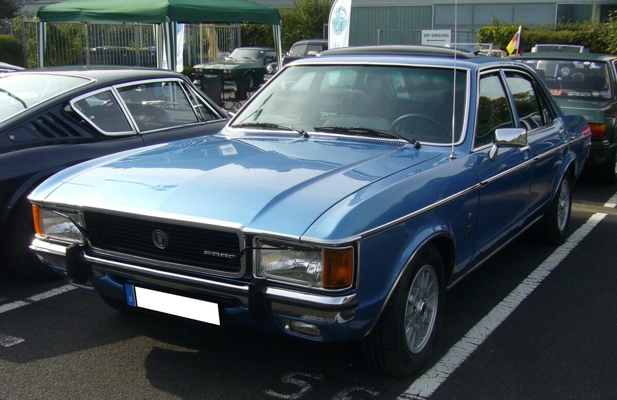Ford Granada MK1 2.6l, gebaut in den Jahren von 1972 bis 1977. Der  Granada  und das Schwestermodell  Consul  wurden auf den Genfer Salon des Jahres 1972 vorgestellt. Sie waren das Nachfolgemodell der Baureihe P7b. Produziert wurde das Modell in den Werken Köln-Niehl und Dagenham/GB. Der abgelichtete, viertürige, Granada ist im Farbton cosmosblau lackiert. Motorisiert ist dieser Granada mit einem V6-Motor, der aus einem Hubraum von 2550 cm³ Hubraum 125 PS leistet. Ein solcher Granada kostete im März 1975 mindestens DM 20.720,00. Der abgelichtete Wagen stammt aus dem letzten Modelljahr 1977. 9. Ford-Classic-Event an Mo´s Bikertreff in Krefeld am 03.09.2023.