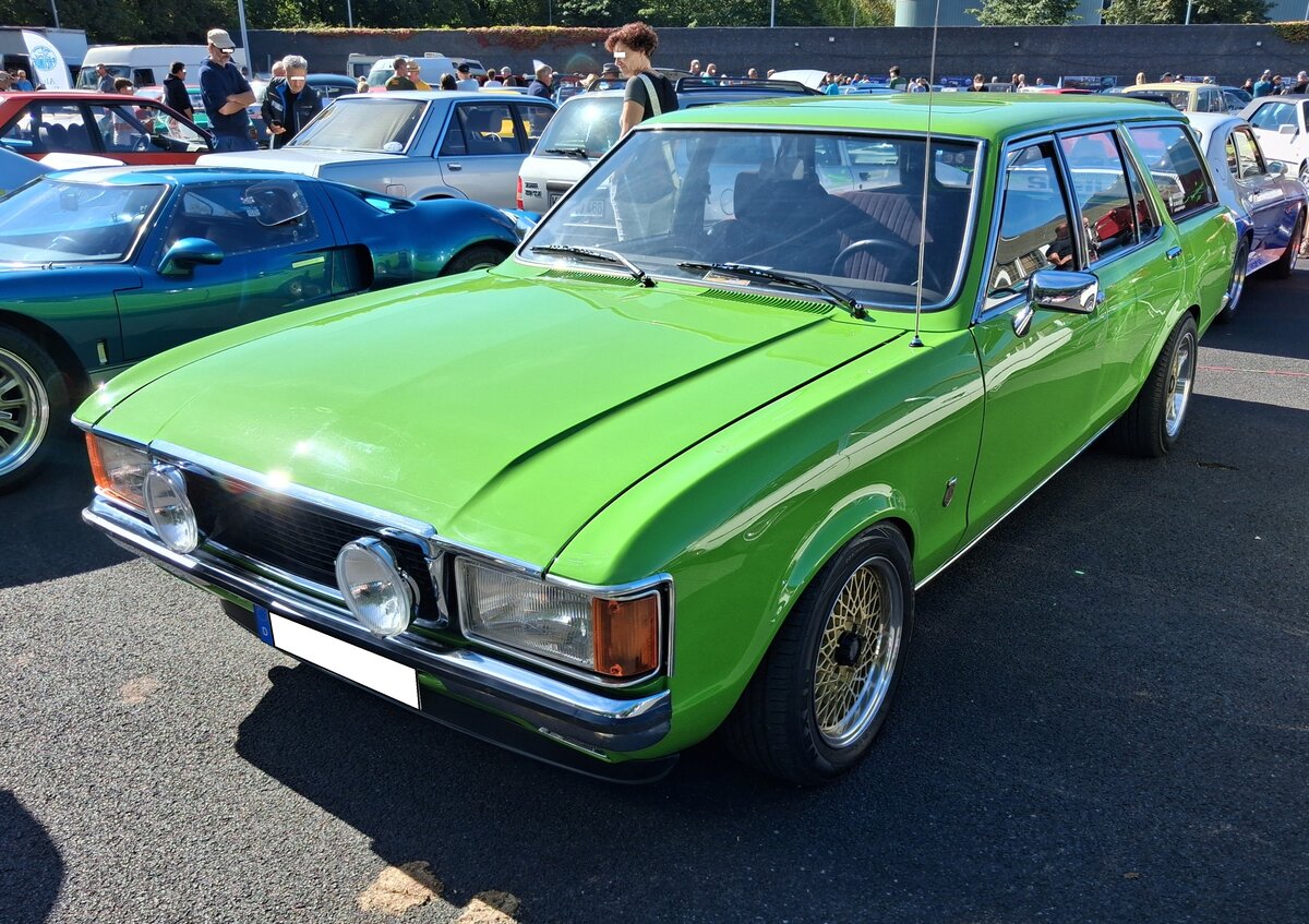 Ford Granada MK1 2800 Turnier wie er ab September 1977 ausgeliefert wurde. Die Baureihe Consul/Granada kam bereits 1972 als Nachfolger der P7b Baureihe auf den Markt. Der gezeigte, signalgr�ne, Turnier  tr�gt schon den ab September 1977 verbauten Kunststoff-K�hlergrill. Der 2800´er war das Toppmodell der Granada-Baureihe. Der V6-Motor mit einer Bosch K-Jetronic Benzineinspritzung hat einen Hubraum von 2792 cm� und leistet 150 PS. Die H�chstgeschwindigkeit gab Ford damals mit 188 km/h an. Allerdings verbrauchte das Auto dann aber auch 14.5 Liter Superbenzin auf 100 Kilometer. Hatte der Kunde ein Automaticgetriebe bestellt, erh�hte sich der Verbrauch noch einmal um rund einen Liter. Alt-Ford-Treffen an Mo´s Bikertreff Krefeld am 06.09.2026.