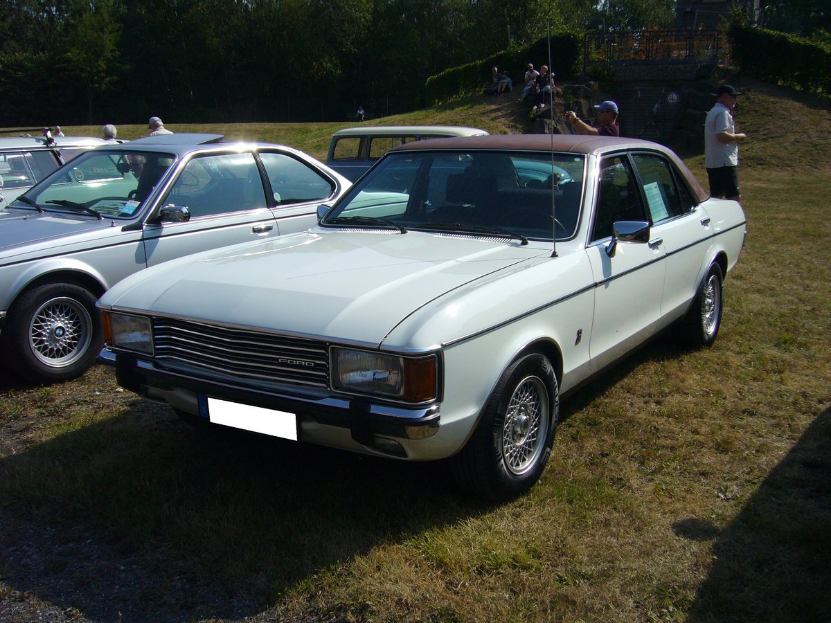 Ford Granada Mk1 Limousine. 1972 - 1977. Der Granada und sein Schwestermodell Consul wurden auf den Genfer Salon des Jahres 1972 vorgestellt. Sie waren das Nachfolgemodell der Baureihe P7b. Produziert wurde das Modell in Köln-Niehl und in Dagenham/GB. Der abgelichtete, viertürige Granada trägt eine Lackierung mit der Farbbezeichnung diamantweiß. Zusätzlich ist er ist mit einem zeitgenössischen braunen Vinyldach ausgerüstet. Motorisiert ist der Granada mit einem V6-motor , der aus 2274 cm³ Hubraum 108 PS leistet. Oldtimertreffen Zeche Hannover in Herne am 22.07.2018.