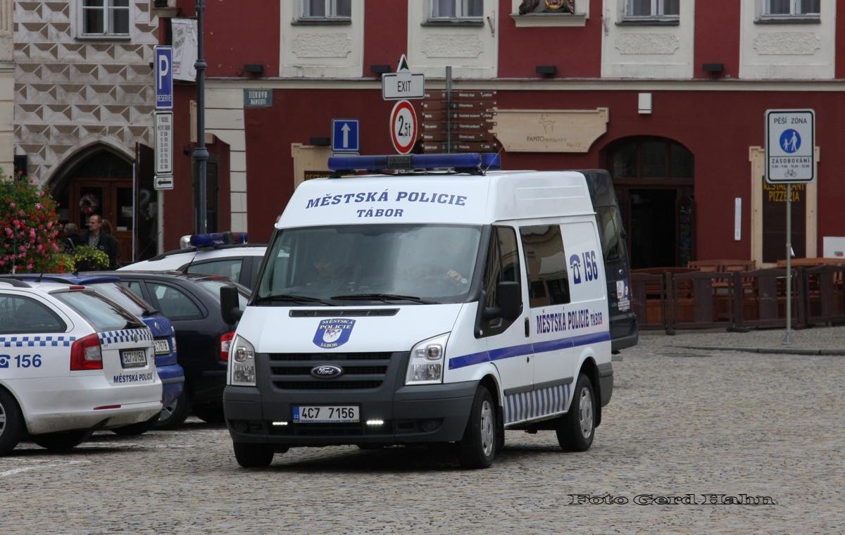 Ford Kleinbus der Stadtpolizei Tabor. Gesehen am 27.8.2014 auf dem Marktplatz in Tabor.