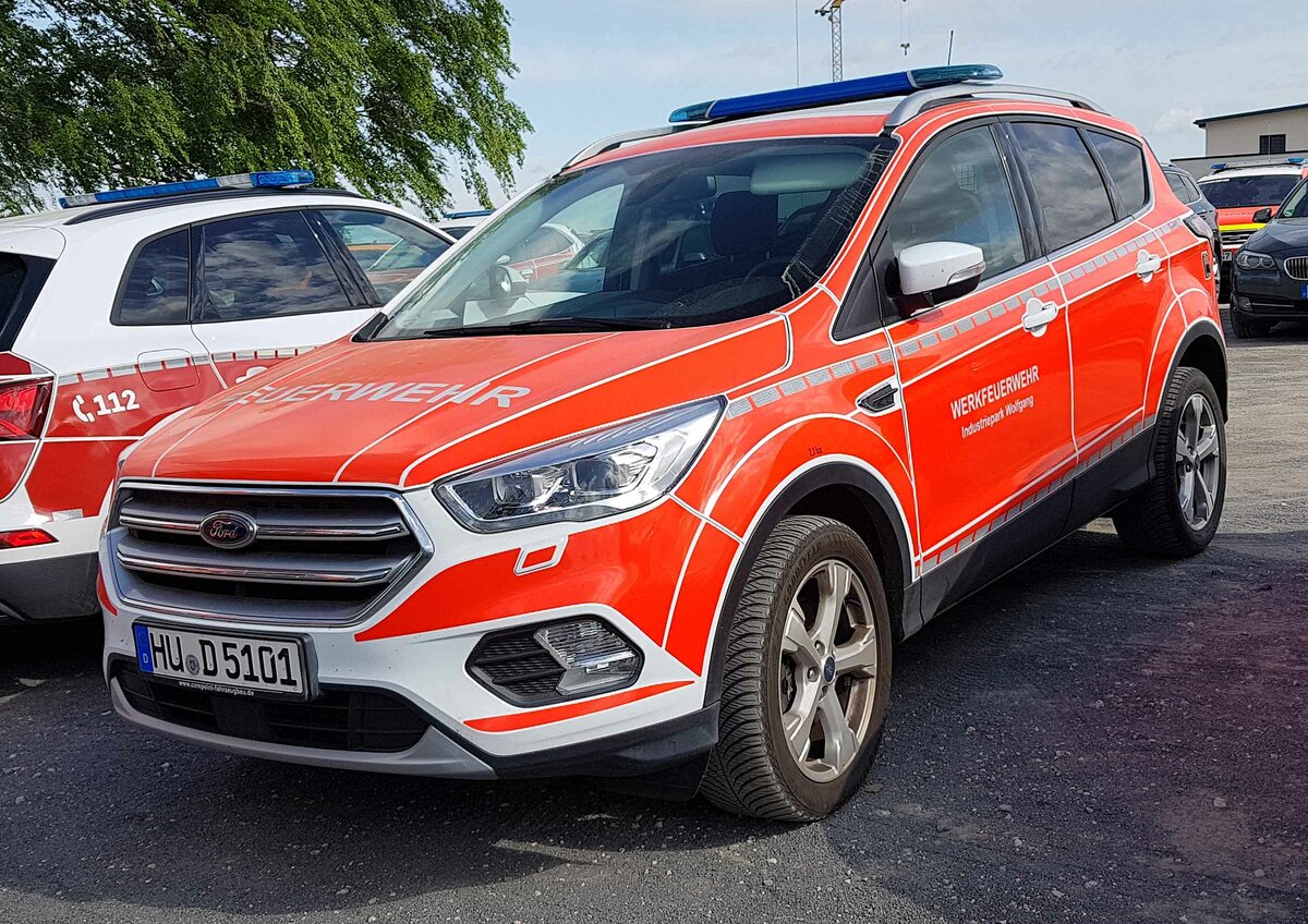 =Ford Kuga als Kommandowagen der Werksfeuerwehr Industriepark WOLFGANG, gesehen auf dem Parkplatz der Rettmobil 2022, 05-2022