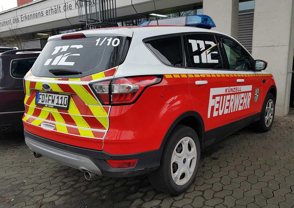 =Ford Kuga der Feuerwehr KÜNZELL, steht im Januar 2023 anl. eines Ausbildungsvorhabens an der Feuerwache HÜNFELD MITTE.