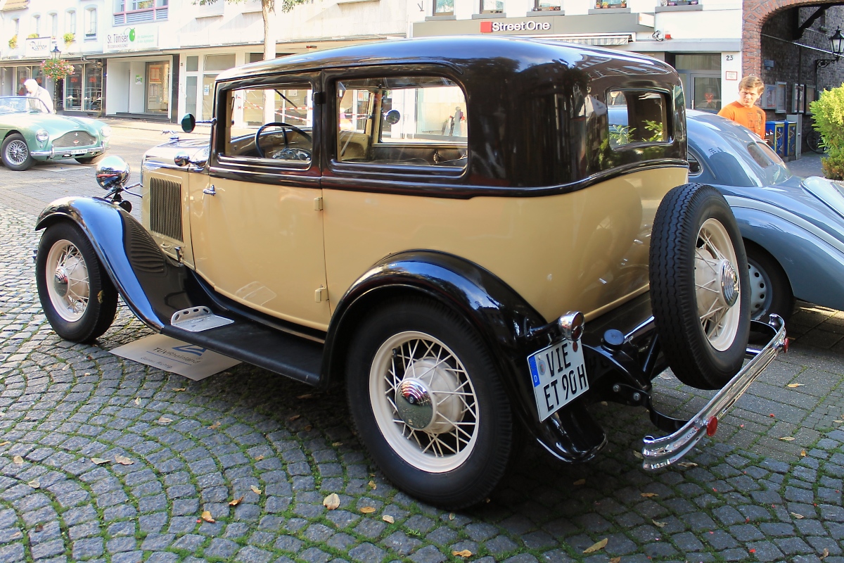 Ford Model A auf dem Rathausplatz in St. Tönis, 12.10.14