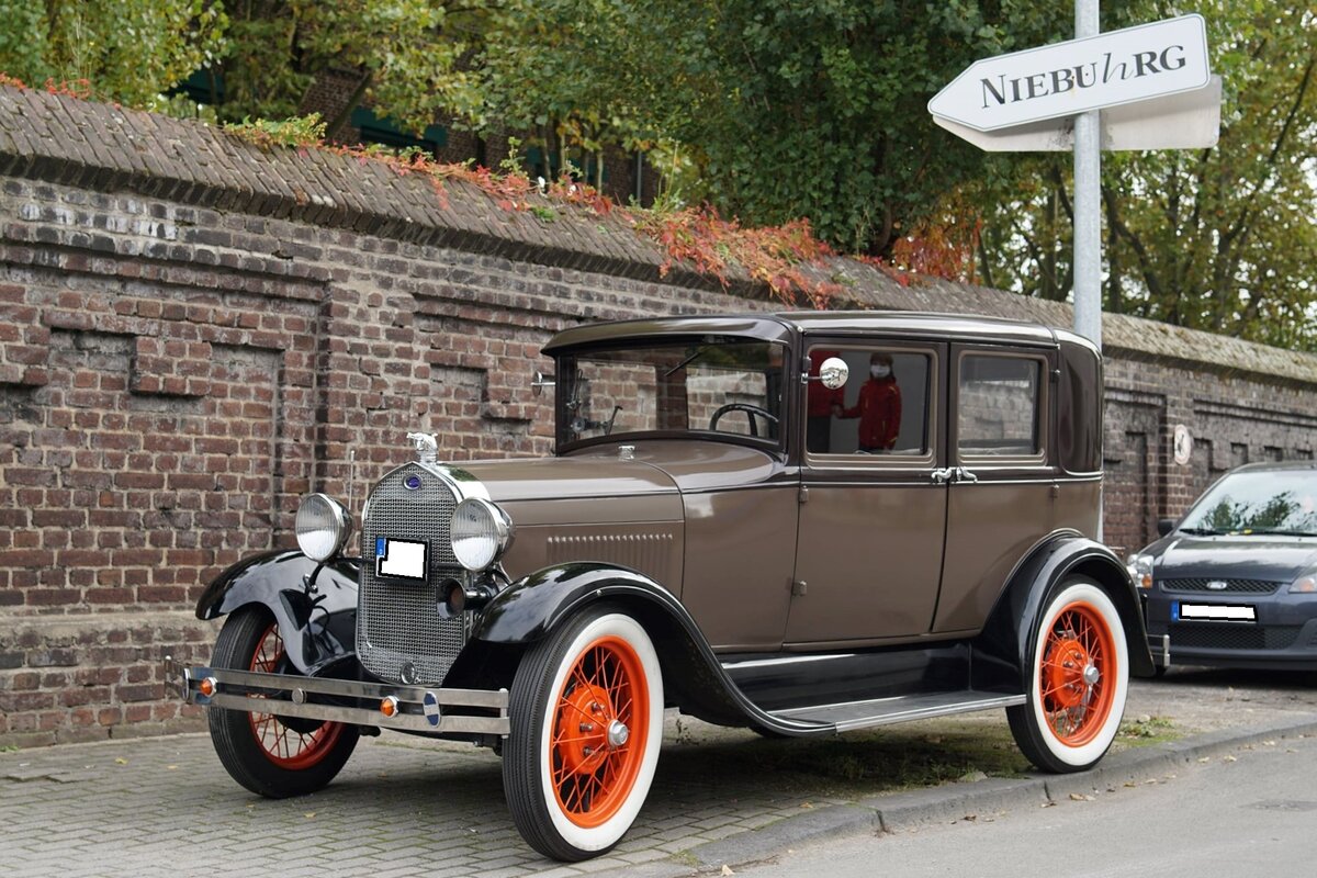 Ford Model A Fordoor Sedan, produziert von 1928 bis 1931. Das in etlichen Karosserieversionen erhältliche Model A war nach dem Model T, das zweite Erfolgsauto der Mannen aus Dearborn. Es wurden über 4.3 Millionen Model A produziert. Hier haben wir eine viertürige Limousine aus dem Jahr 1928 im Farbton manila brown. Der Vierzylinderreihenmotor hat einen Hubraum von 3285 cm³ und leistet 40 PS. Die Höchstgeschwindigkeit lag bei ca. 100 km/h. Oldtimertreffen an der Niebu(h)rg in Oberhausen/Rheinland am 17.10.2021.