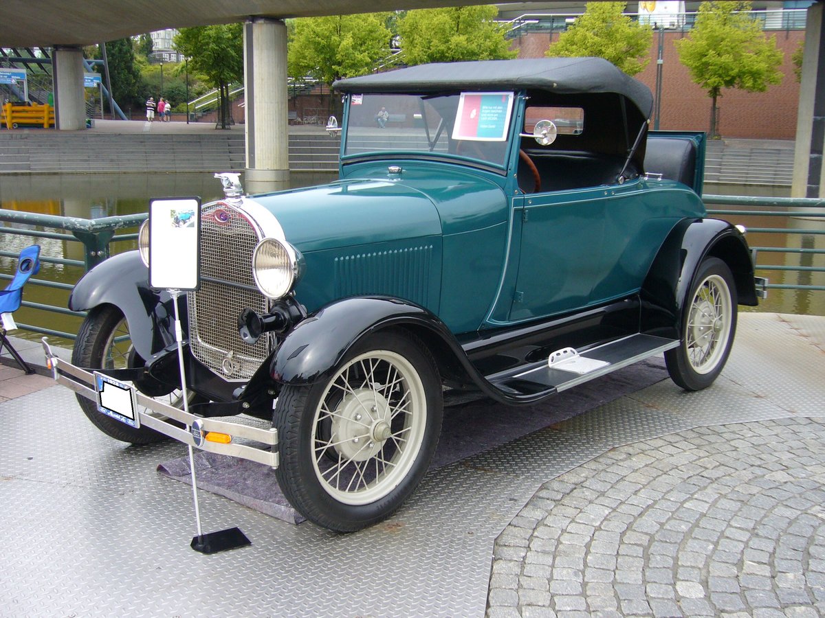 Ford Model A Roadster Standard. 1928 - 1931. Während seiner vierjährigen Produktionszeit verkaufte sich dieses Modell über 4.3 Millionen mal. Der abgelichtete Wagen stammt aus dem ersten Produktionsjahr 1928 und verbrachte seine Jugend in New York City. Der Vierzylinderreihenmotor hat einen Hubraum von 3285 cm³ und leistet 40 PS. Der Zweisitzer mit zusätzlichem Schwiegermuttersitz, erreicht mit dieser Motorleistung eine Höchstgeschwindigkeit von ca. 95 km/h. 15. US-Cartreffen am 28.07.2018 am CentroO.