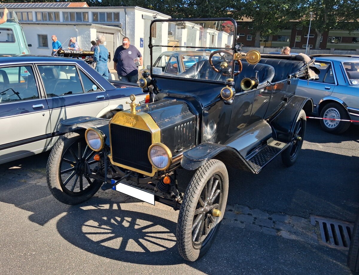 Ford Model T in der Karosserieversion Touring. Gebaut wurde das Modell in den Jahren von 1908 bis 1927. Mit dem Model T wurde die Volksmotorisierung in den USA eingeleitet. Es verkaufte sich mehr als 15 Millionen mal. Das abgelichtete Model T wurde 1915 produziert und war mit einem Alter von 111 Jahren, das �lteste Auto auf dem Treffen. Der Vierzylinderreihenmotor hat einen Hubraum von 2896 cm� und leistet 20 PS. Die H�chstgeschwindigkeit liegt bei ca. 65 km/h. Alt-Ford-Treffen an Mo´s Bikertreff Krefeld am 06.09.2026.