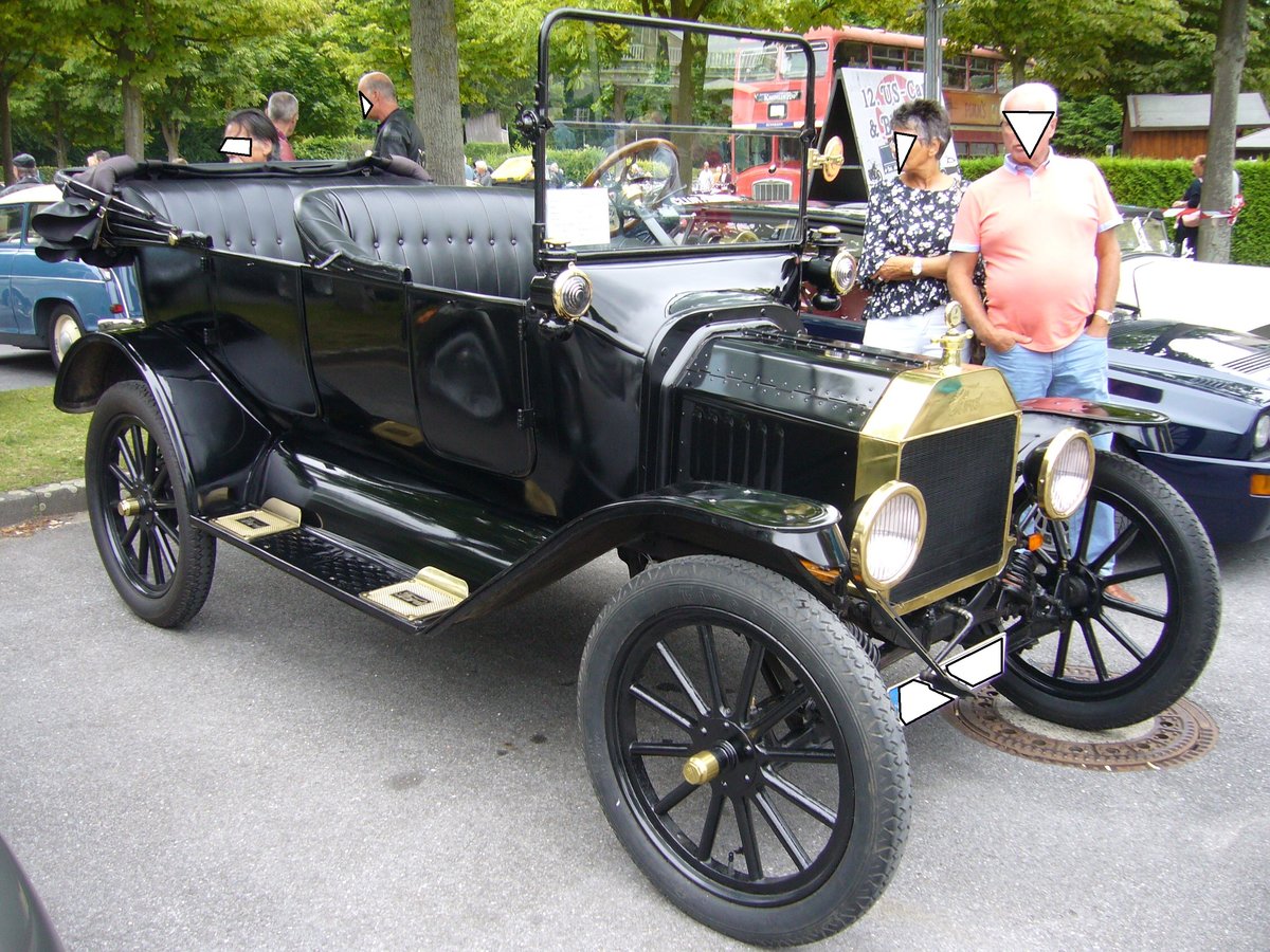 Ford Model T in der Karosserversion Touring. 1908 - 1927. Mit dem Model T wurde die Volksmotorisierung in den USA eingeleitet. Es verkaufte sich mehr als 15 Millionen mal. Das abgelichtete Model T entstammt dem Baujahr 1915 und war mit einem Alter von 102 Jahren, das älteste Auto auf dem Treffen. Der 4-Zylinderreihenmotor hat einen Hubraum von 2896 cm³ und leistet 20 PS. Die Höchstgeschwindigkeit liegt bei ca. 65 km/h. Oldtimertreffen an der Galopprennbahn Krefeld am 16.07.2017.