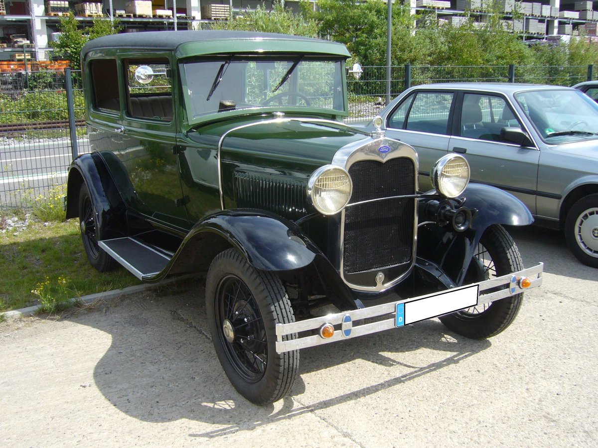 Ford Modell A Tudor, gebaut von 1928 bis 1931. Das Modell A war der Nachfolger des legendären Ford Model T. Während der vierjährigen Produktionszeit wurden 4.320.446 Einheiten in etlichen Karosserievarianten produziert. Der gezeigte Wagen stammt aus dem Modelljahr 1930 und ist im Farbton kewanee green lackiert. Der Vierzylinderreihenmotor hat einen Hubraum von 3285 cm³ und leistet 40 PS. Alte Dreherei in Mülheim an der Ruhr am 21.06.2020.