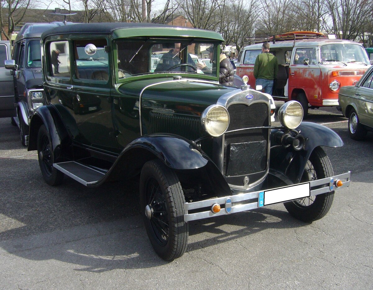 Ford Modell A Tudor, gebaut von 1928 bis 1931. Das Modell A war der Nachfolger des legendären Ford Model T. Während der vierjährigen Produktionszeit wurden 4.320.446 Einheiten in etlichen Karosserievarianten produziert. Der gezeigte Wagen stammt aus dem Modelljahr 1930 und ist im Farbton kewanee green lackiert. Der Vierzylinderreihenmotor hat einen Hubraum von 3285 cm³ und leistet 40 PS. Oldtimertreffen an Mo´s Bikertreff in Krefeld am 10.03.2024.