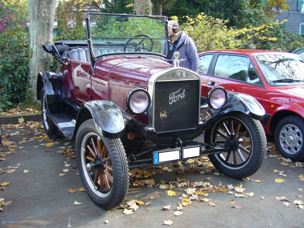 Ford Modell T. 1908 - 1927. Hier wurde ein spätes Modell (1926) in der Karosserieversion Runabout abgelichtet. Der 4-Zylinderreihenmotor mit 2.9l Hubraum leistet 20 PS Oldtimertreffen Industriemuseum Ennepetal am 01.11.2015.