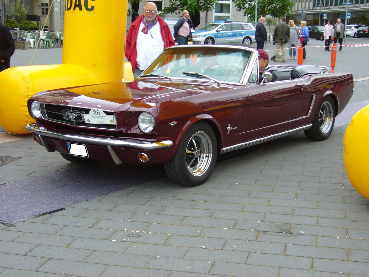 Ford Mustang 1 Convertible aus dem ersten Produktionsjahr 1964. Der im Farbton vintage burgundy lackierte Mustang hat einen V8-motor der aus 289 cui (4735 cm³) Hubraum 210 PS leistet. Mülheim an der Ruhr am 22.05.2016.