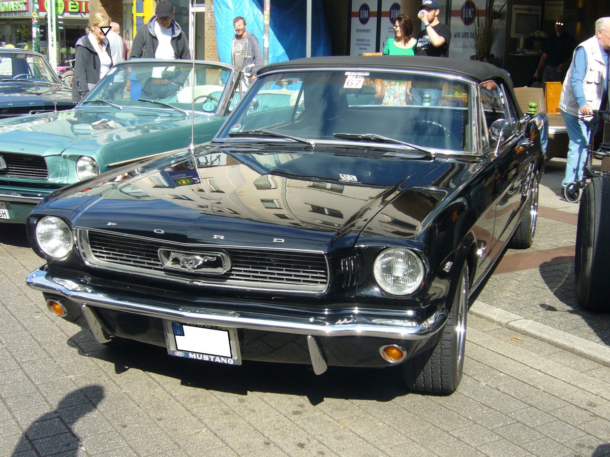 Ford Mustang 1 Convertible aus dem Modelljahr 1966. Dieser im Farbton raven black lackierte Convertible hat einen V8-motor mit einem Hubraum von 289 cui (4735 cm³) und leistet 210 PS. 10. Dukes of Downtown am 01.09.2018 in Essen-Rüttenscheid.