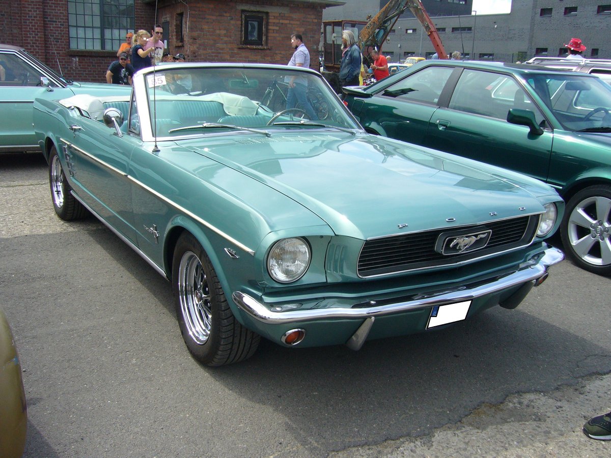 Ford Mustang 1 Convertible aus dem Modelljahr 1965 im Farbton dynasty green. Der V8-Motor dieses  Ponys  hat einen Hubraum von 289 cui (4736 cm³) und leistet 203 PS. Die Höchstgeschwindigkeit lag, je nach gewähltem Getriebe, zwischen 175 km/h und 185 km/h. Alte Dreherei in Mülheim an der Ruhr am 21.06.2020.