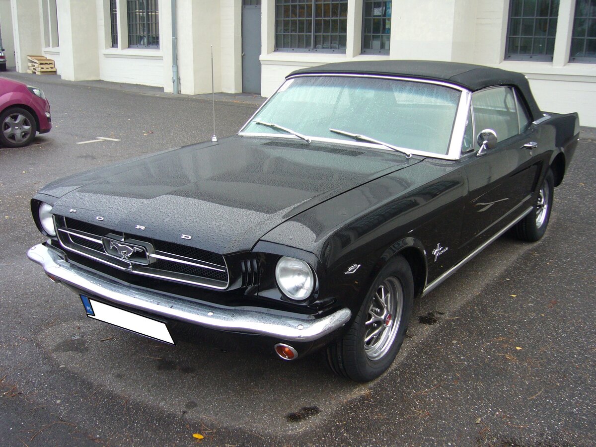 Ford Mustang 1 Convertible aus dem Modelljahr 1966 im Farbton raven black. Der V8-Motor dieses  Ponys  hat einen Hubraum von 289 cui (4736 cm³) und leistet 203 PS. Die Höchstgeschwindigkeit lag, je nach gewähltem Getriebe, zwischen 175 km/h und 185 km/h. Besucherparkplatz der Düsseldorfer Classic Remise am 23.11.2021.
