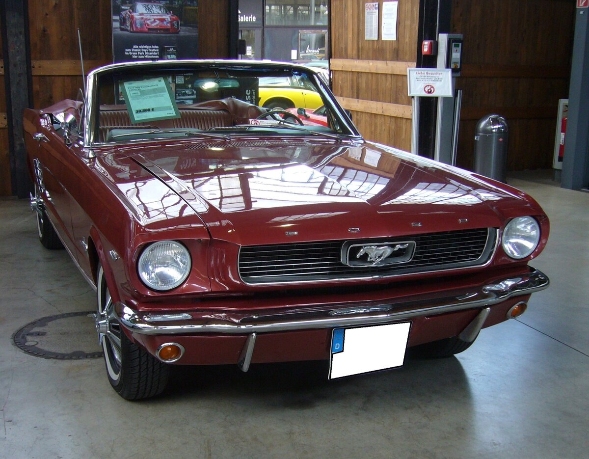 Ford Mustang 1 Convertible aus dem Modelljahr 1966 im selten bestellten Braunton embergio. Allein im Jahr 1966 verkaufte Ford 607.568 Mustang Fahrzeuge. Der Kunde konnte in diesem Modelljahr zwischen 23 verschiedenen Lackierungen wählen. Dieser Mustang Convertible hat einen V8-Motor mit einem Hubraum von 289 cui (4735 cm³) und leistet 210 PS. Classic Remise Düsseldorf am 12.07.2023.