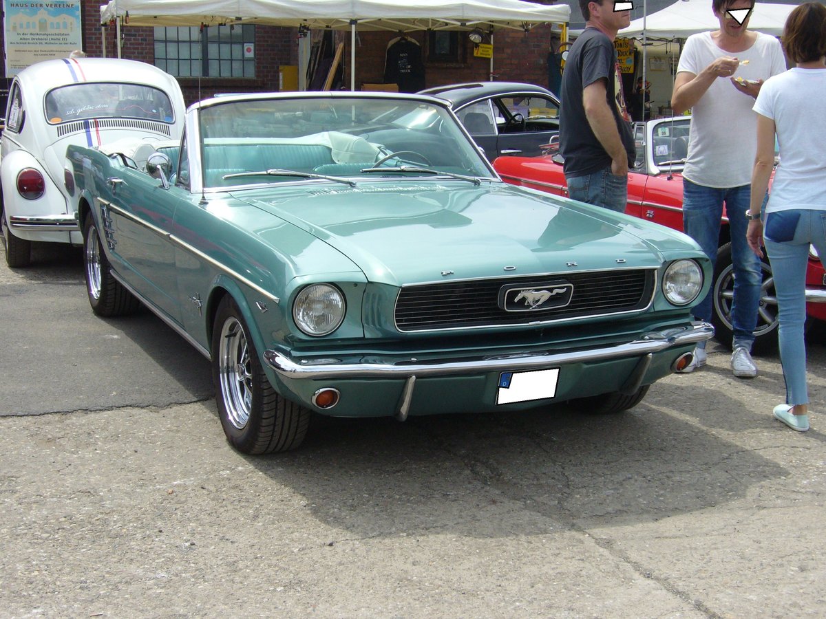 Ford Mustang 1 Convertible des Modelljahres 1965 im Farbton dynasty green. Oldtimertreffen an der  Alten Dreherei  in Mülheim an der Ruhr am 17.06.2018.